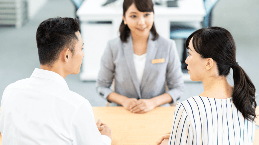 担当者にローンの相談をする夫婦