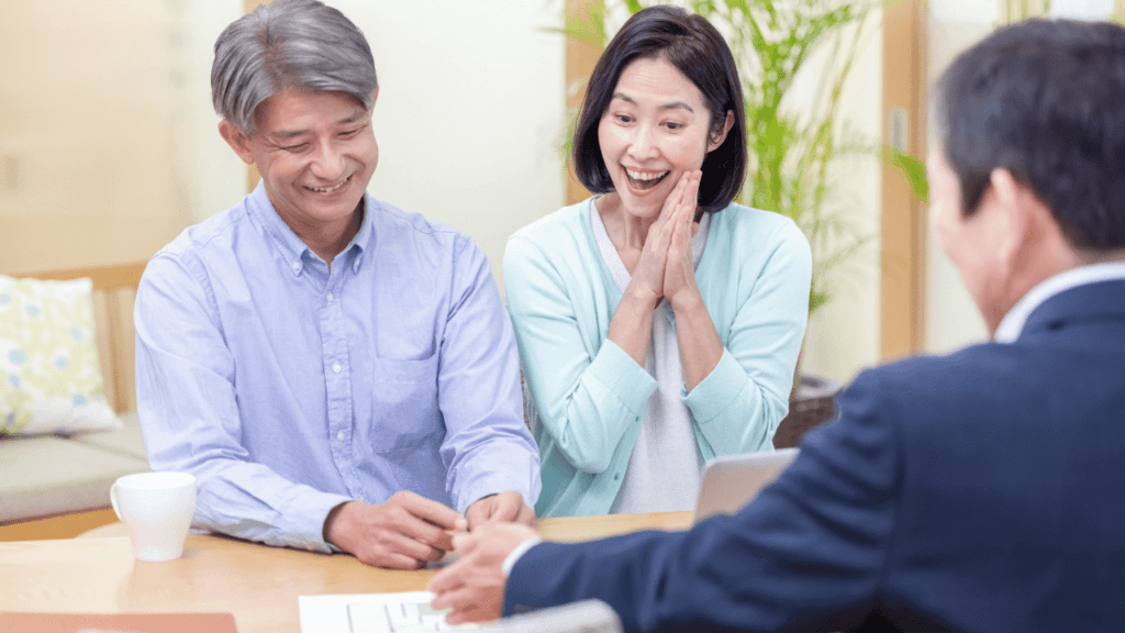 業者に査定を依頼する夫婦