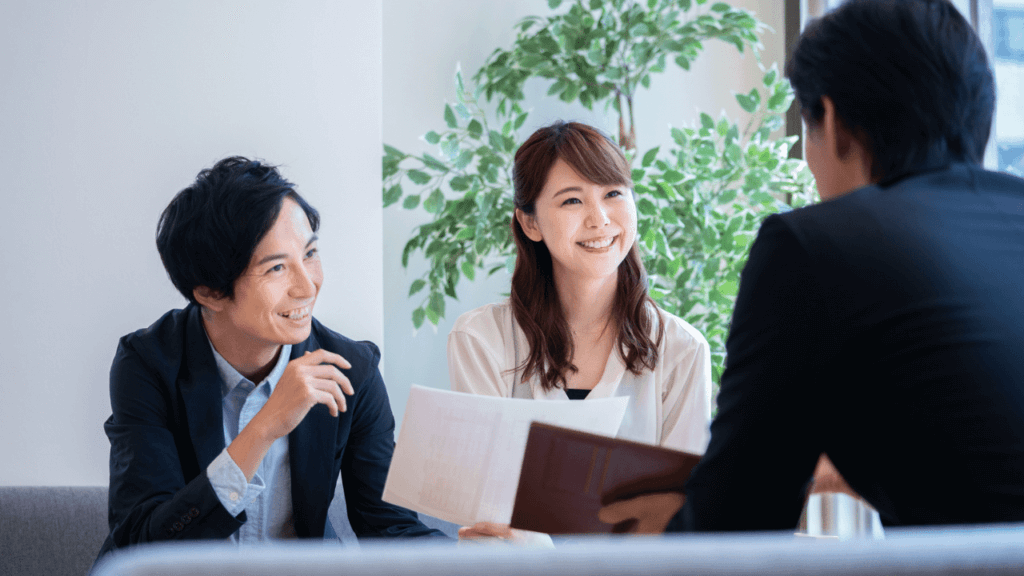 実家の財産分与を相談する夫婦