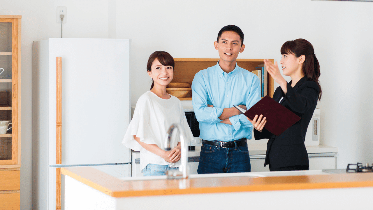 投資物件の内覧をする若い夫婦