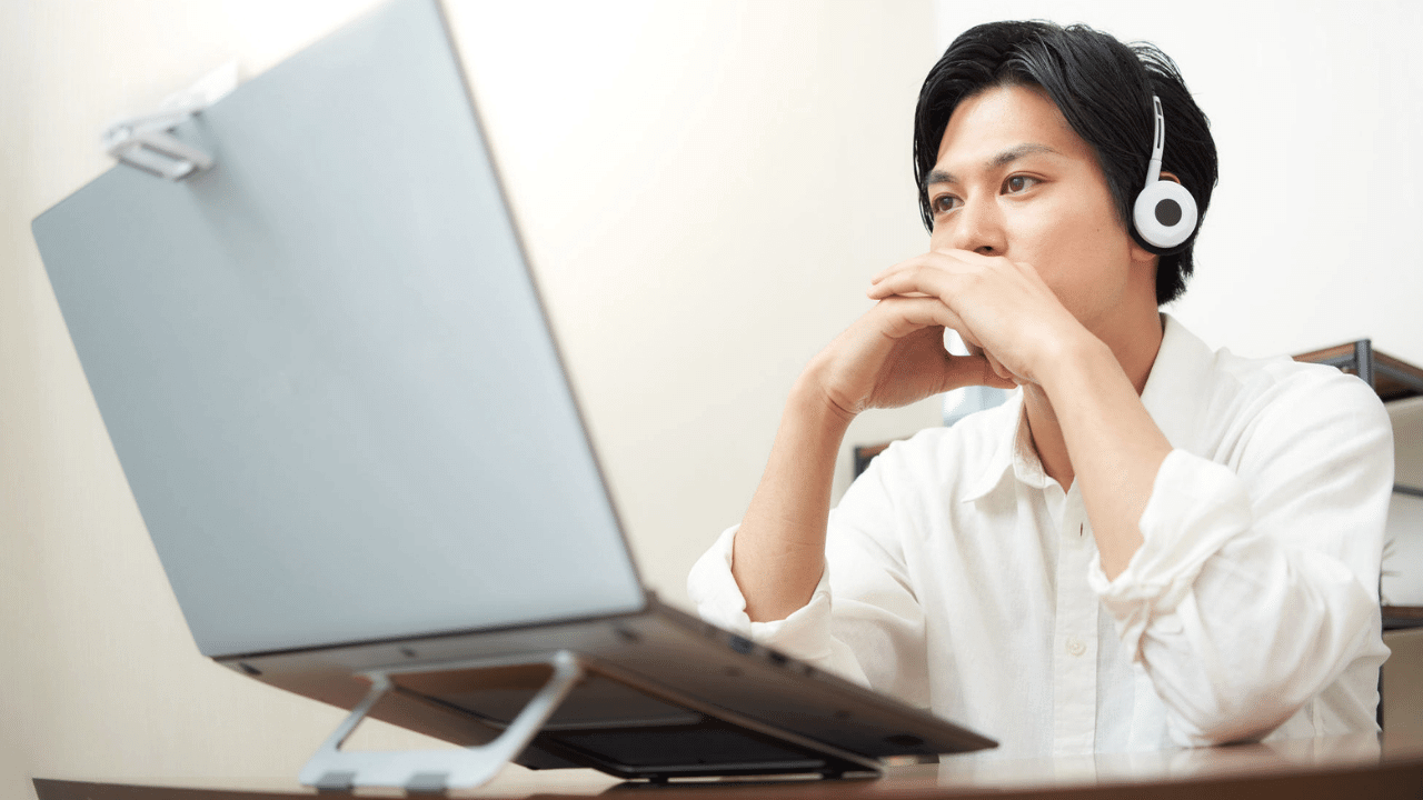 オンラインセミナーを受講する男性