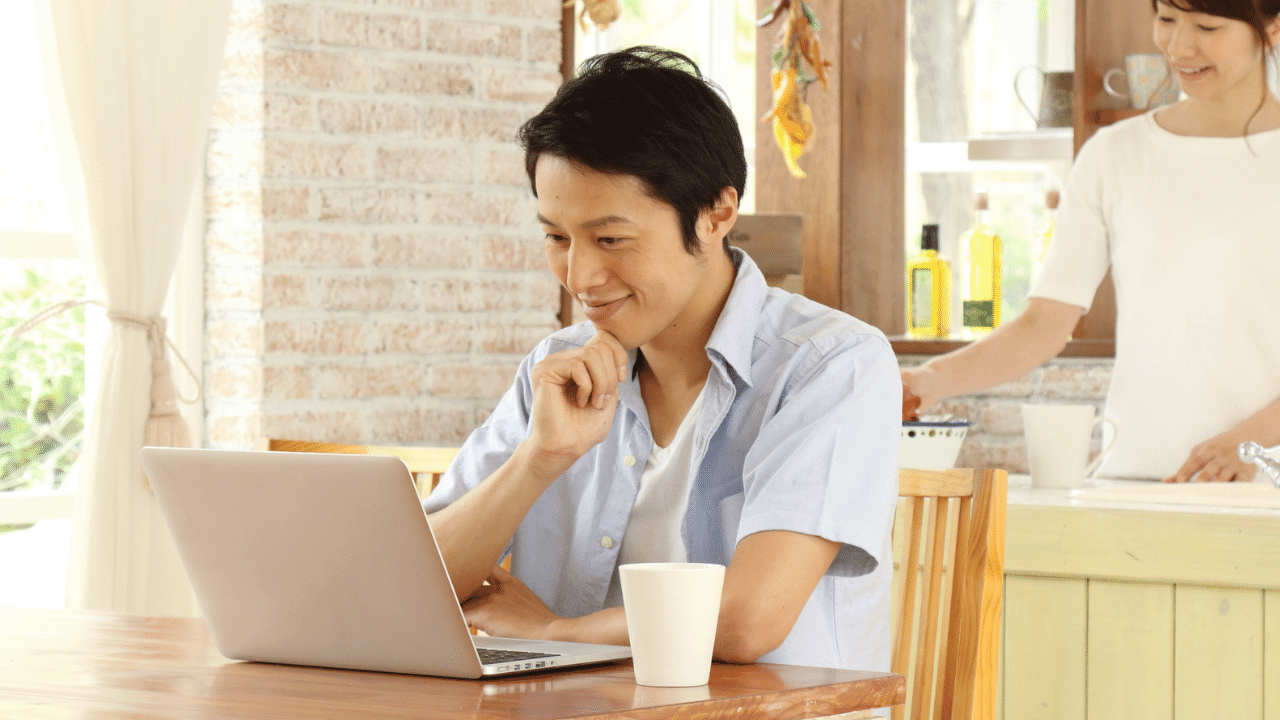 自宅で家賃収入を計算する公務員