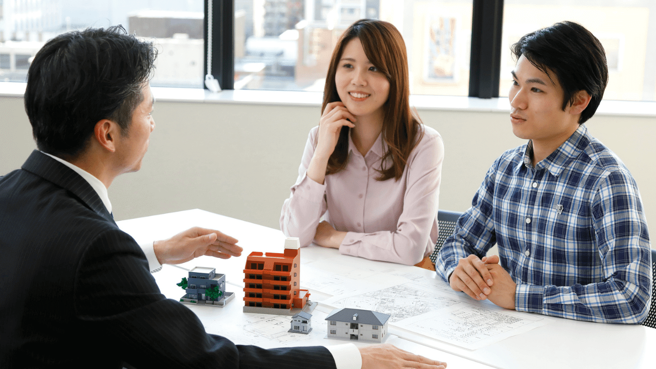 不動産業者に相談する夫婦