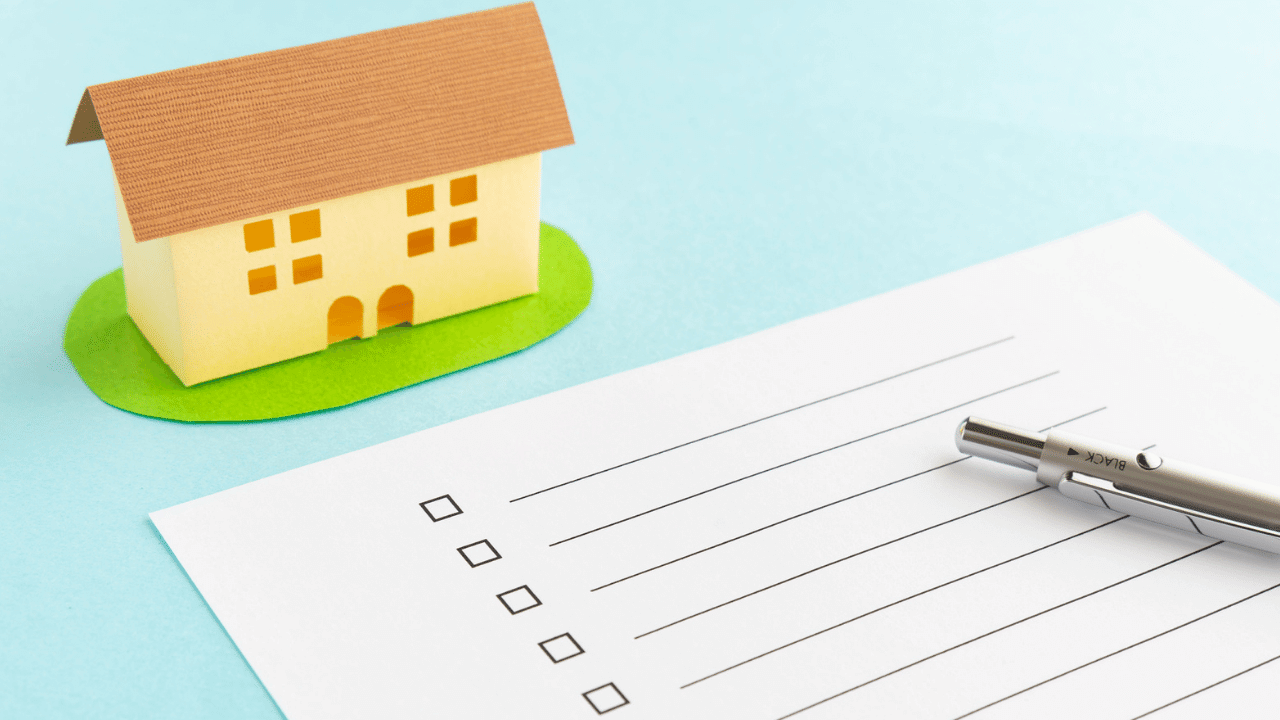 アパートの模型とチェックシート