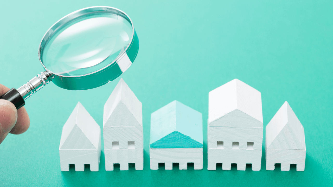 家の模型と虫眼鏡