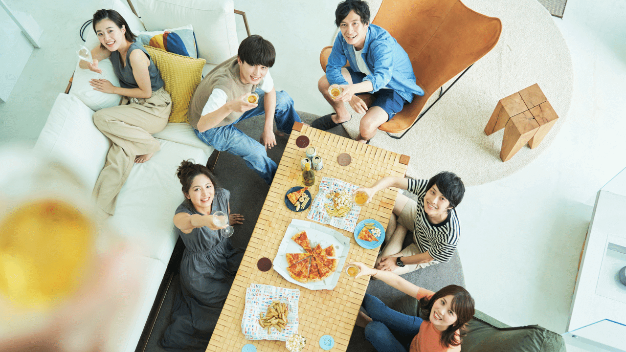 笑顔でシェアハウスに集う人たち